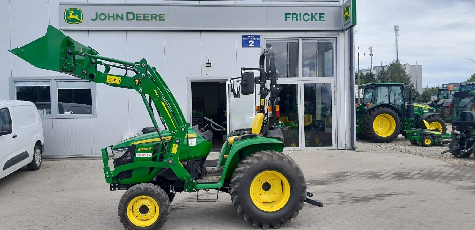 Traktor typu John Deere 3038E, Neumaschine v Mrągowo (Obrázok 1)