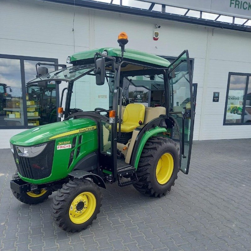 Traktor Türe ait John Deere 3038E, Neumaschine içinde Mrągowo (resim 5)