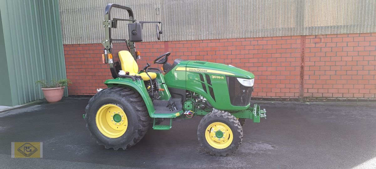 Traktor of the type John Deere 3039R, Neumaschine in Beelen (Picture 1)