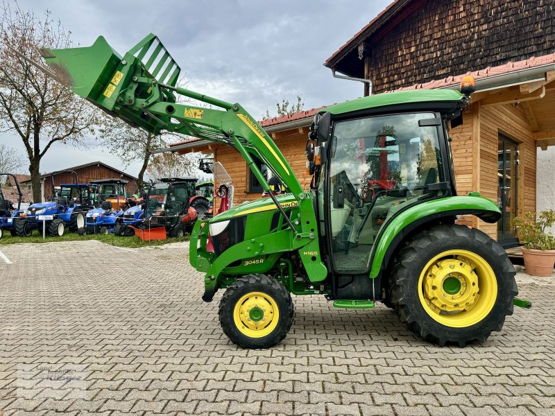 Traktor tipa John Deere 3045R, Gebrauchtmaschine u Teisendorf