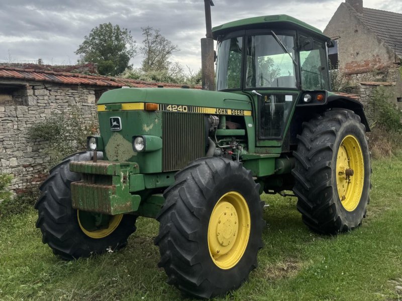 Traktor tipa John Deere 4240 A, Gebrauchtmaschine u Könnern