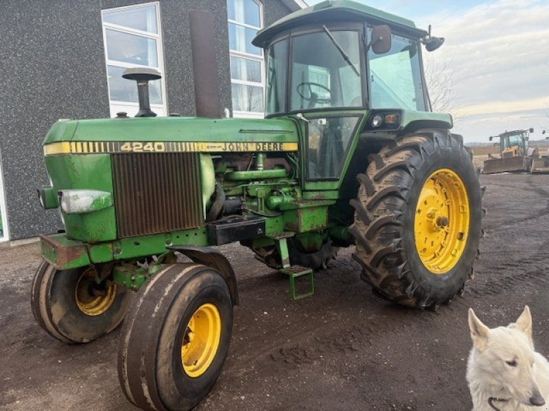 Traktor del tipo John Deere 4240 STÅR HELT ORIGINAL I LAK OG ALT, Gebrauchtmaschine In Dronninglund