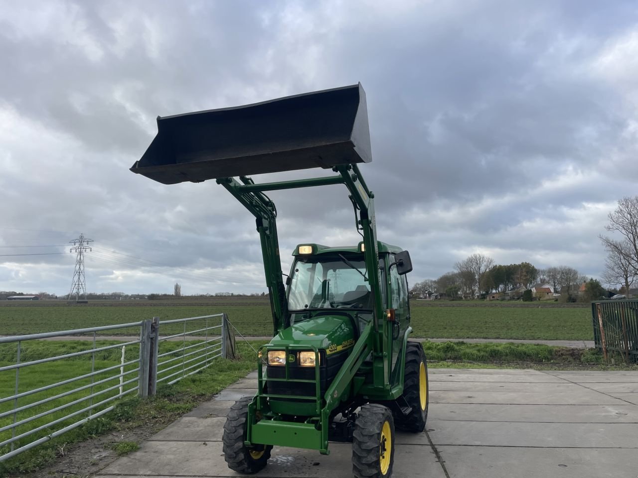 Traktor of the type John Deere 4300, Gebrauchtmaschine in Klaaswaal (Picture 2)