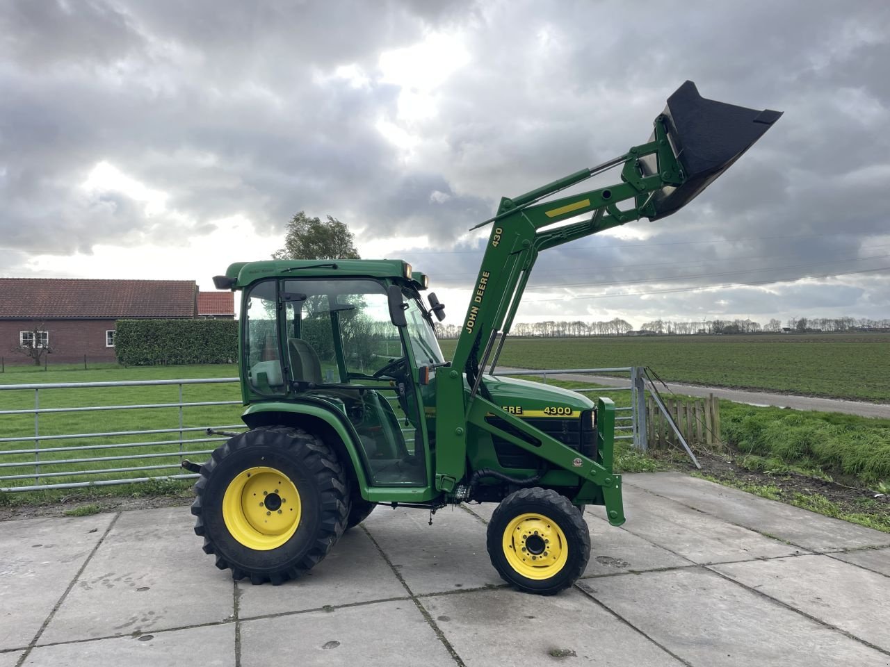 Traktor of the type John Deere 4300, Gebrauchtmaschine in Klaaswaal (Picture 5)