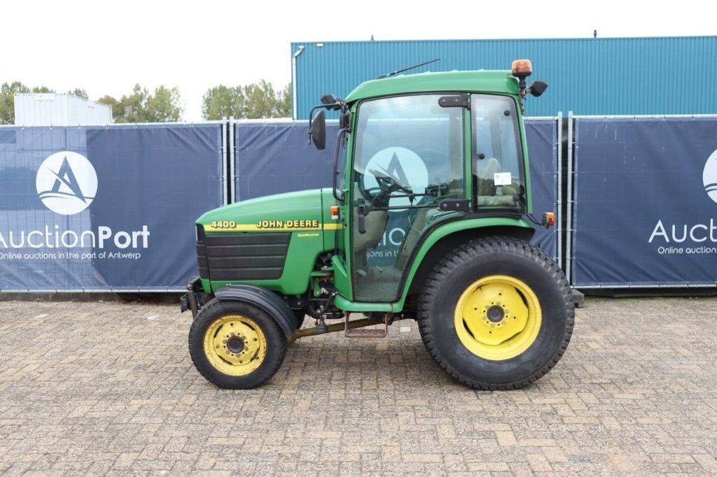 Traktor типа John Deere 4400, Gebrauchtmaschine в Antwerpen (Фотография 2)