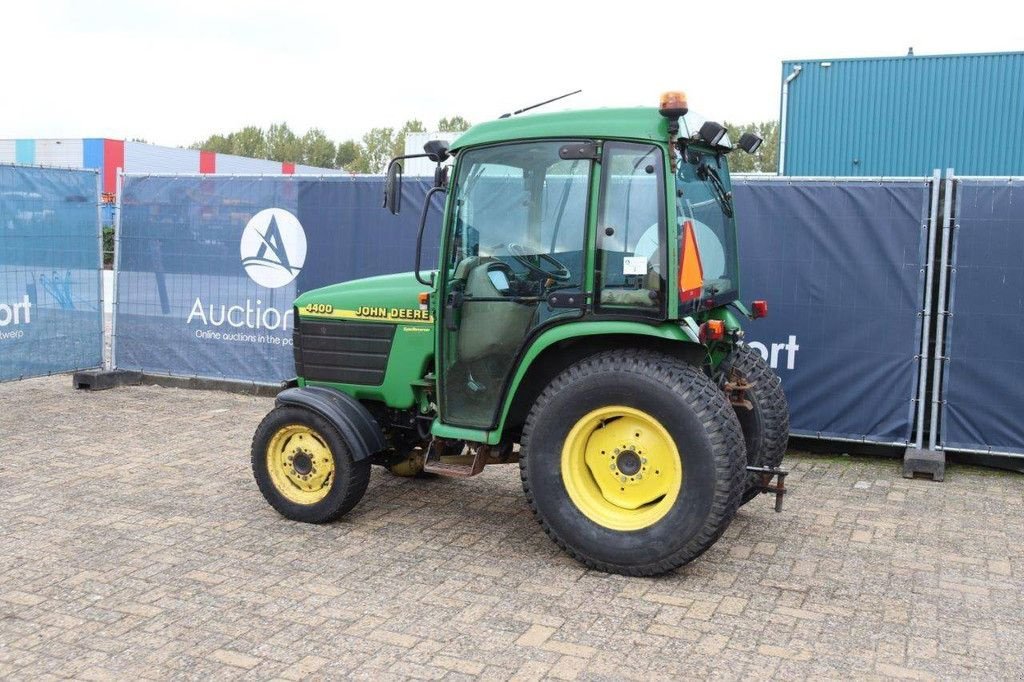 Traktor типа John Deere 4400, Gebrauchtmaschine в Antwerpen (Фотография 3)