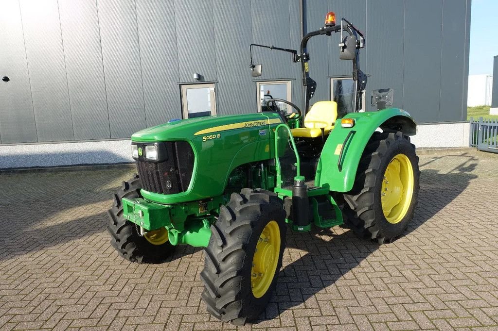 Traktor of the type John Deere 5050E 4wd / 0093 Draaiuren / Full Options, Gebrauchtmaschine in Swifterband (Picture 3)