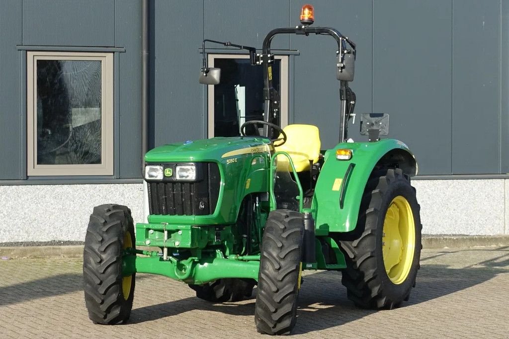 Traktor of the type John Deere 5050E 4wd / 0093 Draaiuren / Full Options, Gebrauchtmaschine in Swifterband (Picture 1)