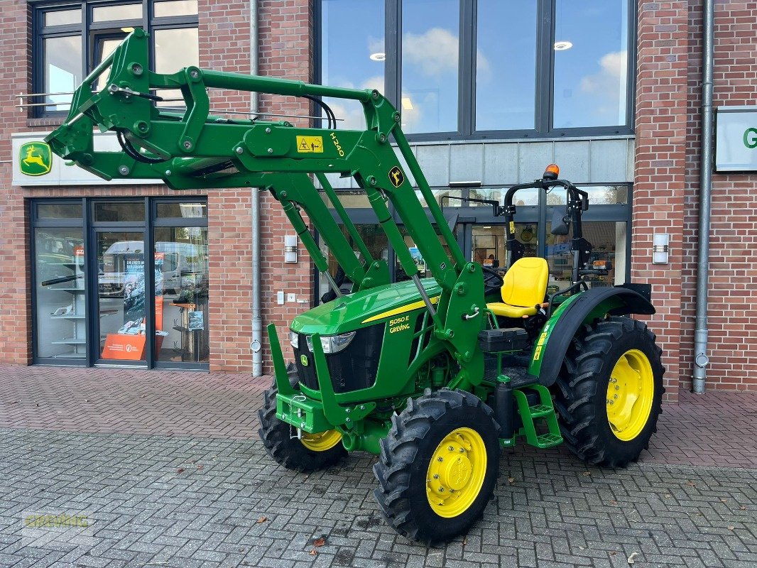 Traktor от тип John Deere 5050E inkl. H240 Frontlader, Gebrauchtmaschine в Ahaus (Снимка 1)