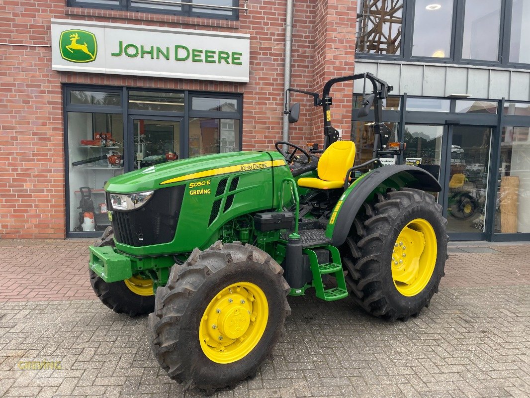 Traktor of the type John Deere 5050E + Wagenanhängevorrichtung, Neumaschine in Ahaus (Picture 1)