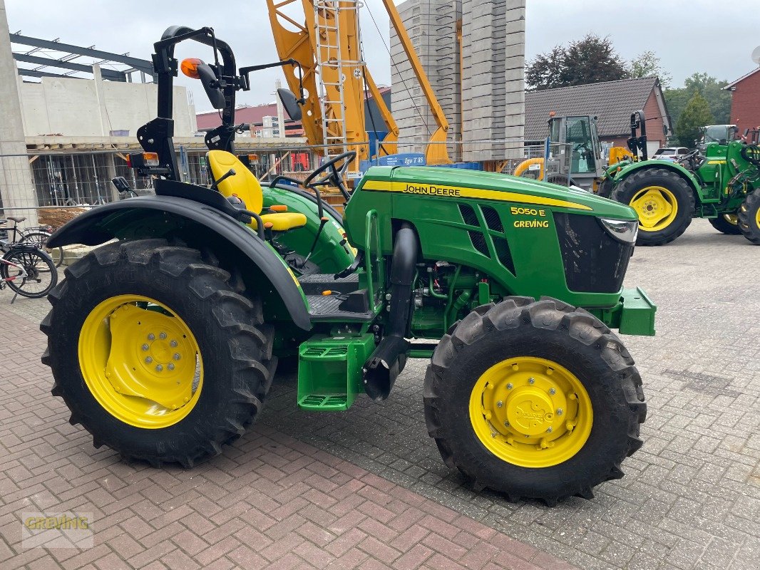 Traktor of the type John Deere 5050E + Wagenanhängevorrichtung, Neumaschine in Ahaus (Picture 4)