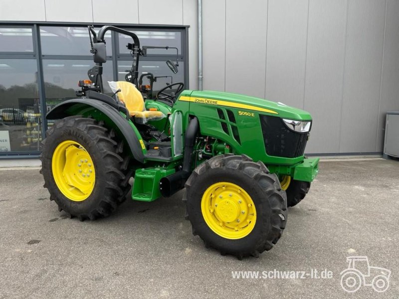 Traktor of the type John Deere 5050E, Neumaschine in Aspach