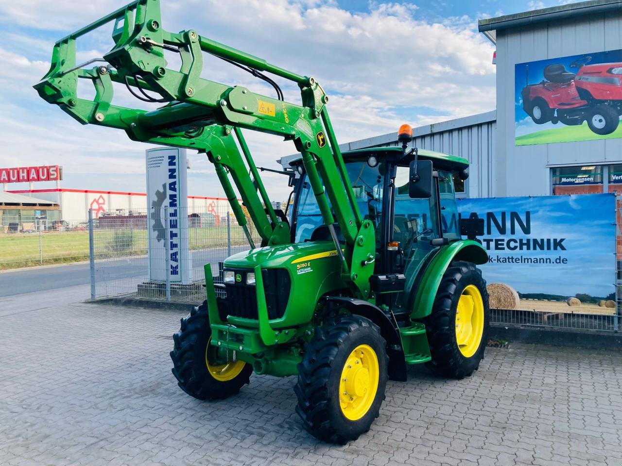 Traktor of the type John Deere 5050E, Gebrauchtmaschine in Stuhr (Picture 1)