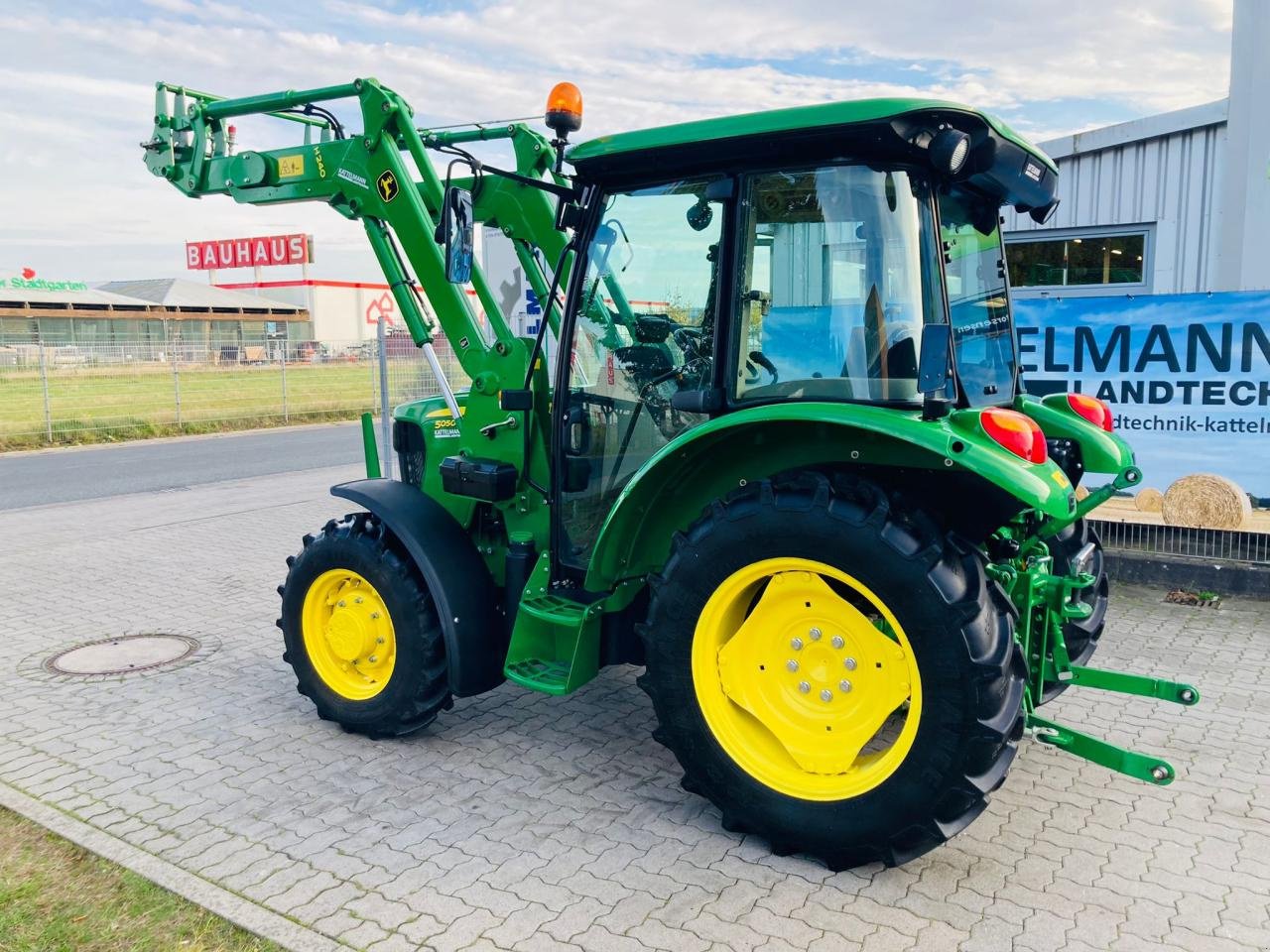 Traktor от тип John Deere 5050E, Gebrauchtmaschine в Stuhr (Снимка 3)