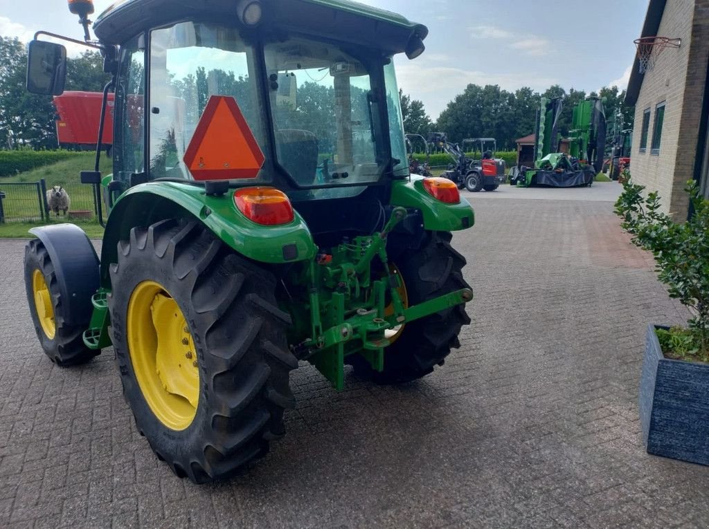 Traktor des Typs John Deere 5055E, Gebrauchtmaschine in Vriezenveen (Bild 4)