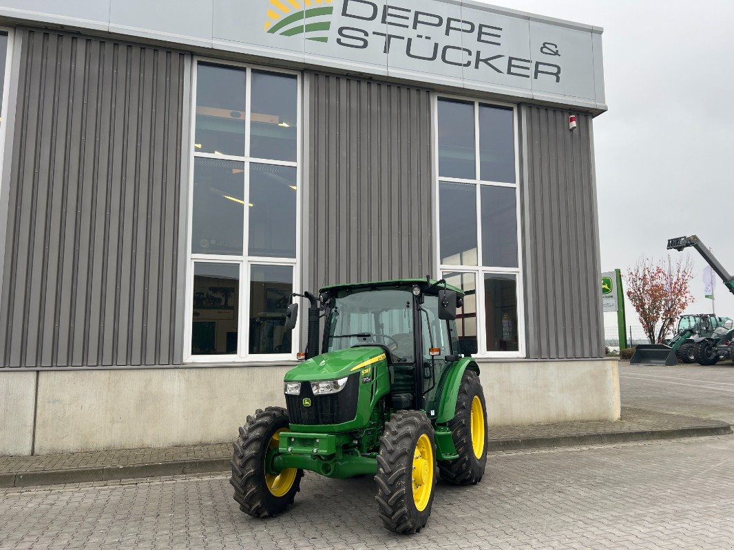 Traktor des Typs John Deere 5058 E, Neumaschine in Beckum (Bild 1)