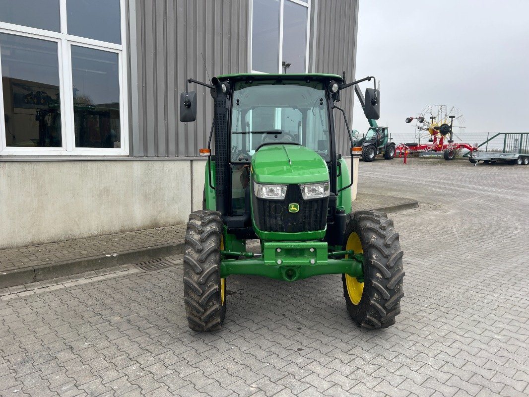 Traktor des Typs John Deere 5058 E, Neumaschine in Beckum (Bild 2)