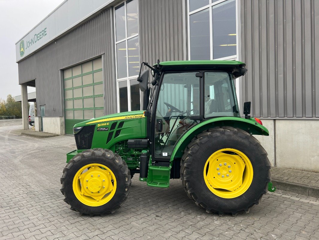 Traktor des Typs John Deere 5058 E, Neumaschine in Beckum (Bild 3)