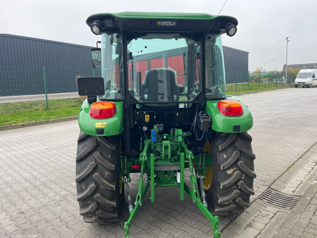 Traktor des Typs John Deere 5058 E, Neumaschine in Beckum (Bild 4)