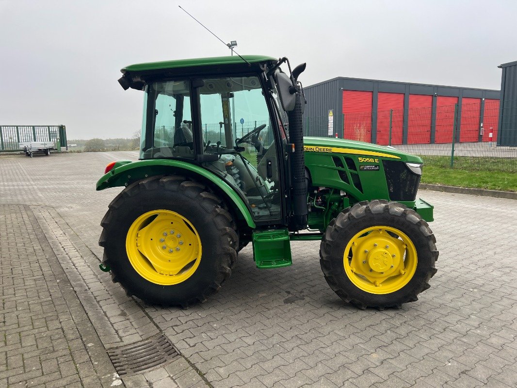 Traktor des Typs John Deere 5058 E, Neumaschine in Beckum (Bild 5)