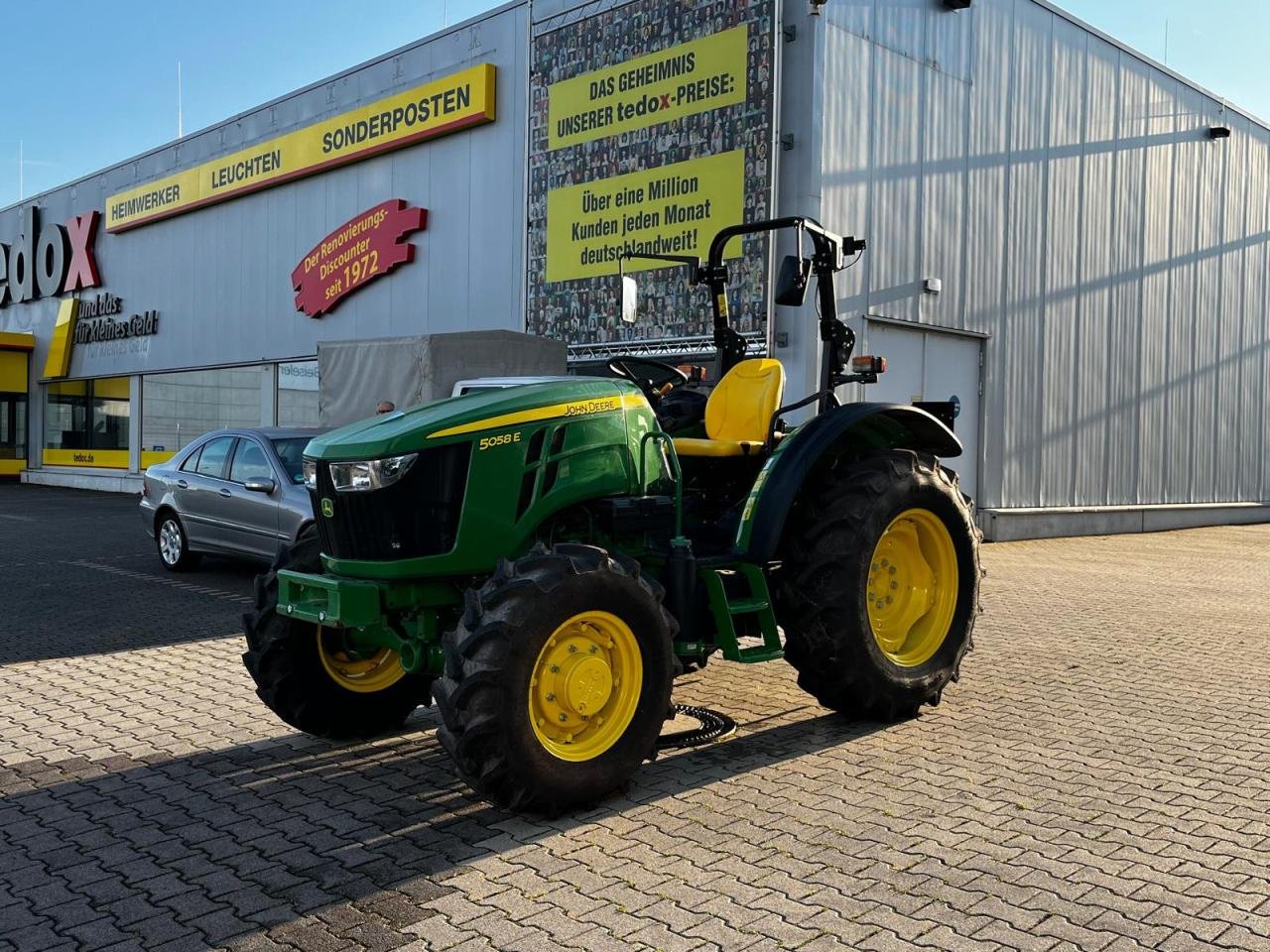 Traktor of the type John Deere 5058E 12/12 OOS, Neumaschine in Worms (Picture 3)