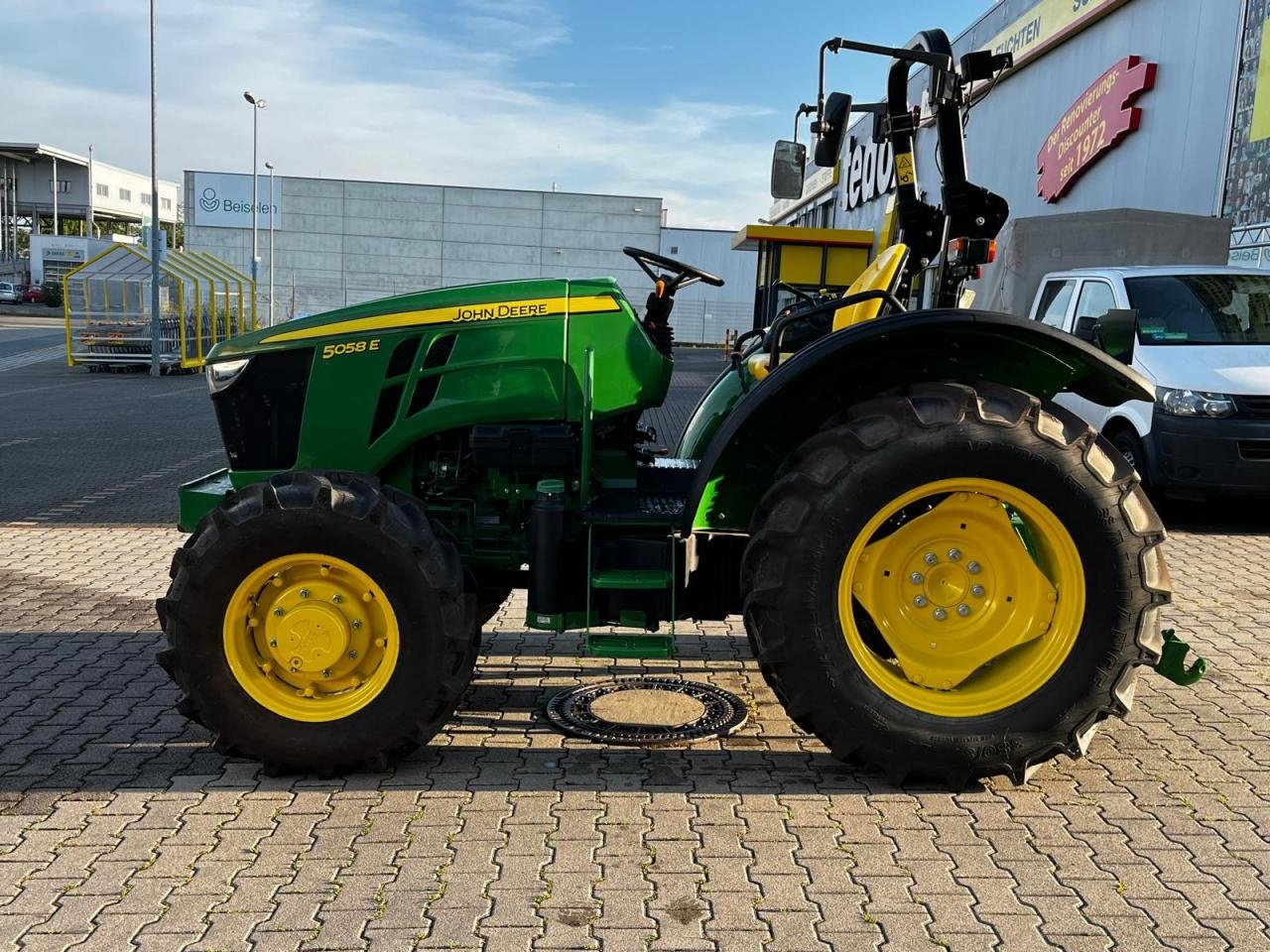 Traktor of the type John Deere 5058E 12/12 OOS, Neumaschine in Worms (Picture 4)