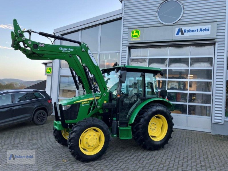 Traktor van het type John Deere 5058E m FL, Neumaschine in Hillesheim (Foto 1)