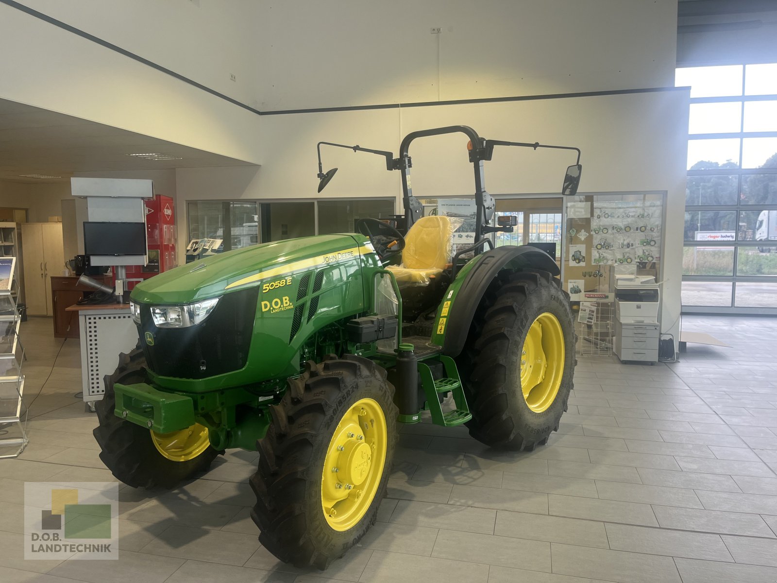 Traktor del tipo John Deere 5058E Open Station, Neumaschine en Langweid am Lech (Imagen 1)