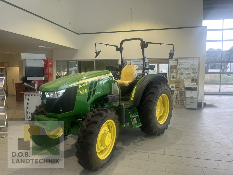 Traktor des Typs John Deere 5058E Open Station, Neumaschine in Langweid am Lech