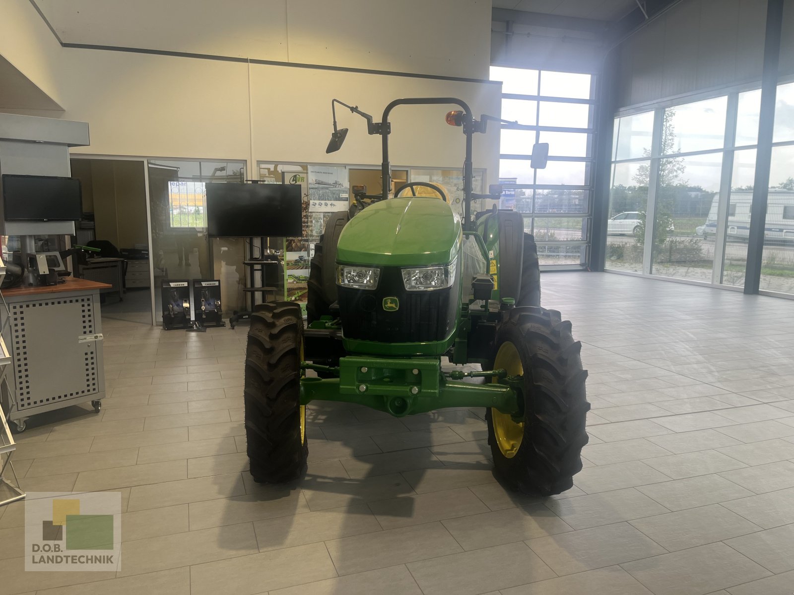 Traktor Türe ait John Deere 5058E Open Station, Neumaschine içinde Langweid am Lech (resim 2)