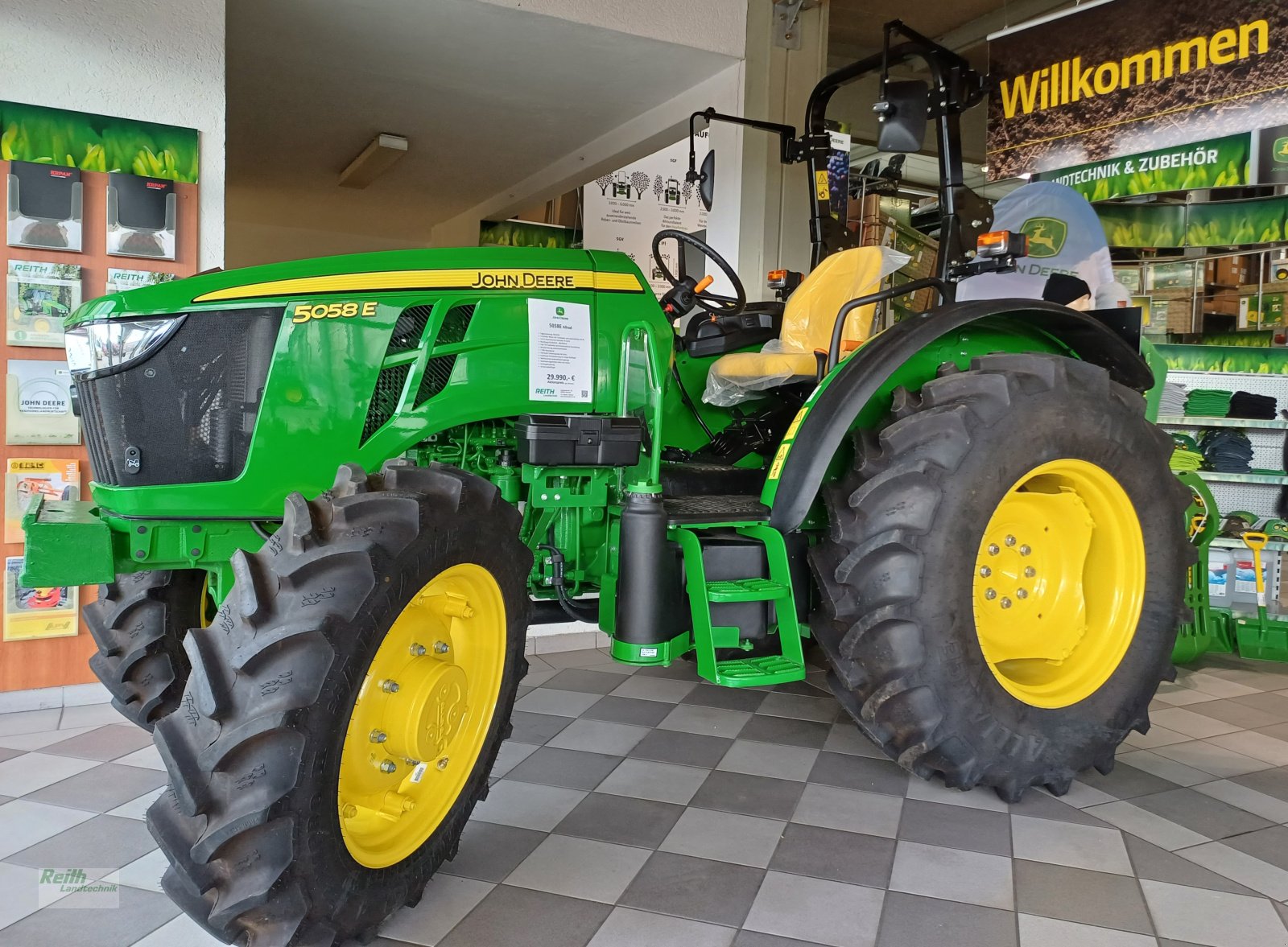 Traktor типа John Deere 5058E, Gebrauchtmaschine в Wolnzach (Фотография 1)