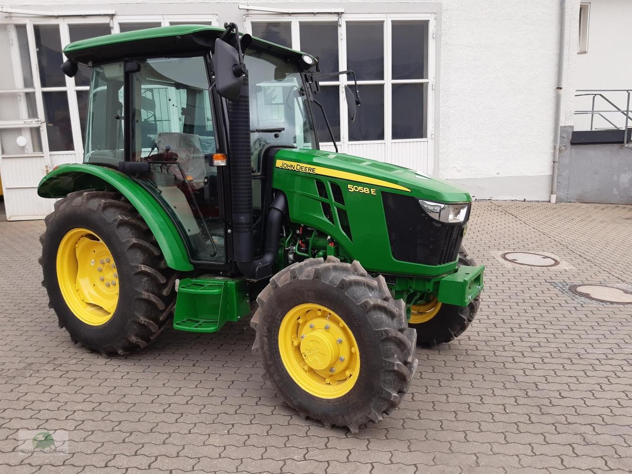 Traktor des Typs John Deere 5058E, Neumaschine in Plauen (Bild 3)