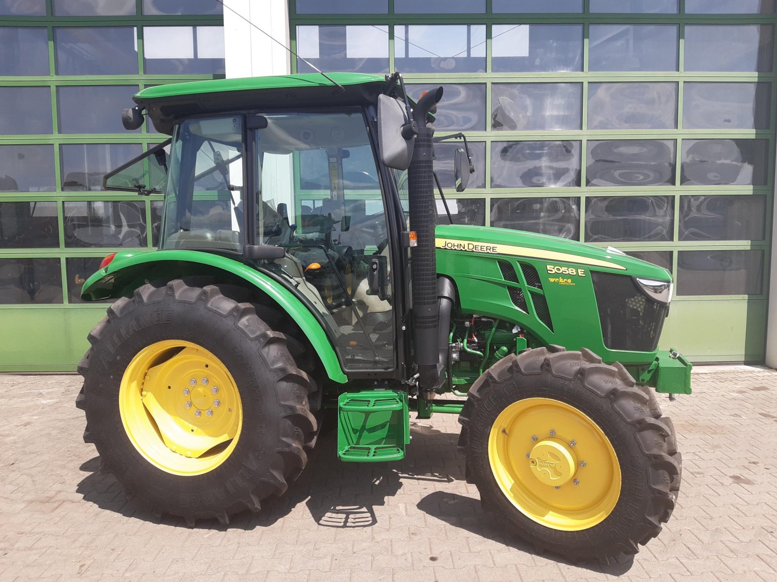 Traktor of the type John Deere 5058E, Neumaschine in Aislingen (Picture 1)