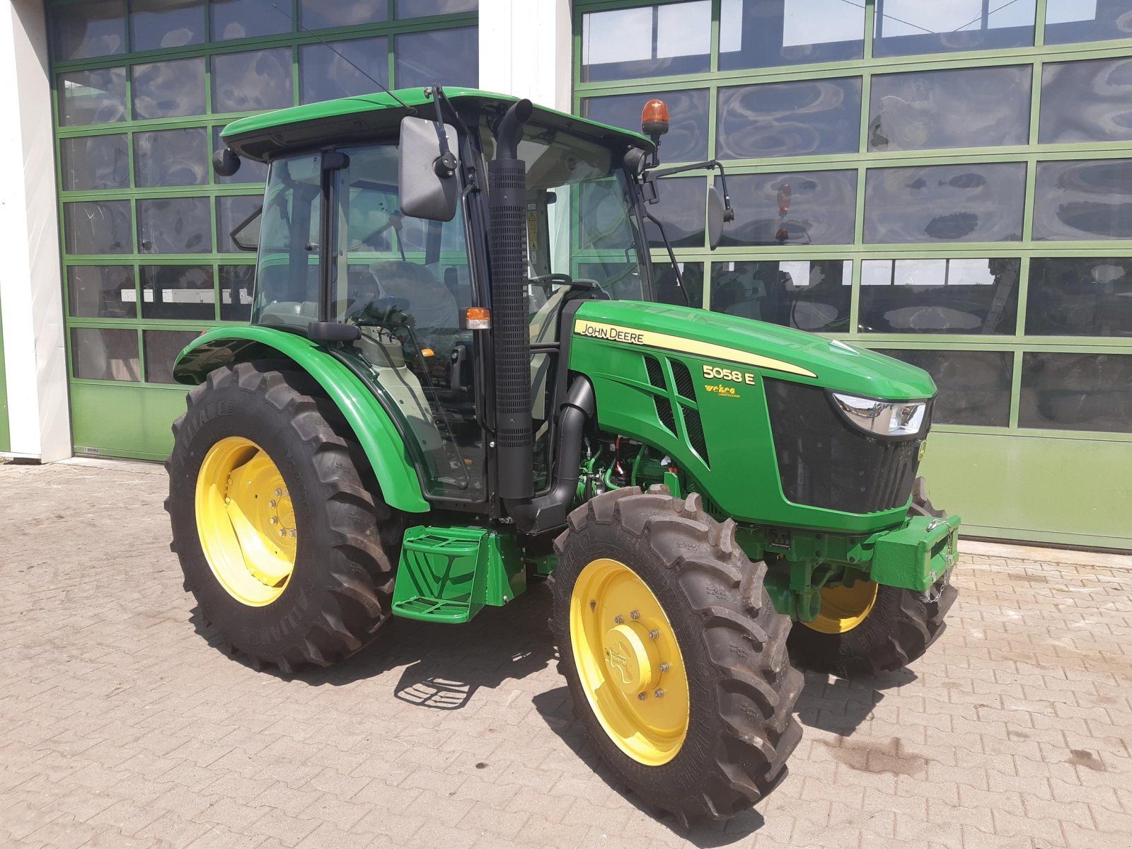 Traktor van het type John Deere 5058E, Neumaschine in Aislingen (Foto 2)