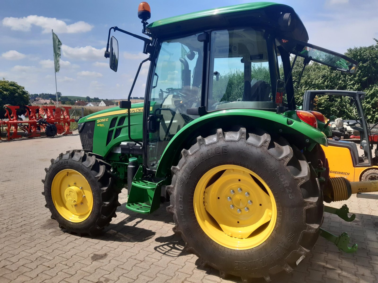 Traktor of the type John Deere 5058E, Neumaschine in Aislingen (Picture 3)