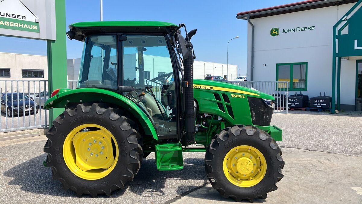 Traktor of the type John Deere 5058E, Neumaschine in Zwettl (Picture 8)