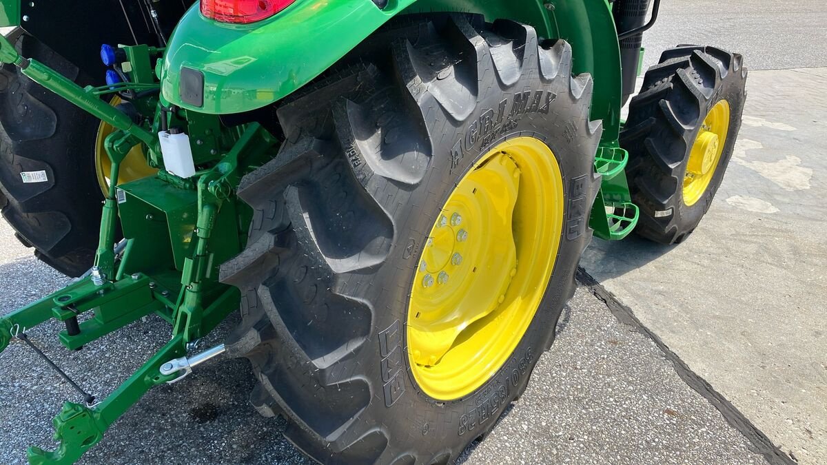 Traktor of the type John Deere 5058E, Neumaschine in Zwettl (Picture 17)