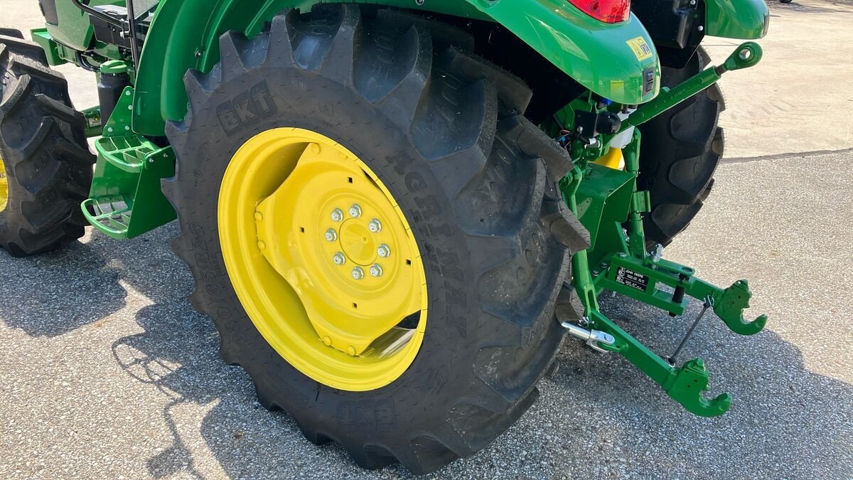 Traktor of the type John Deere 5058E, Neumaschine in Zwettl (Picture 18)