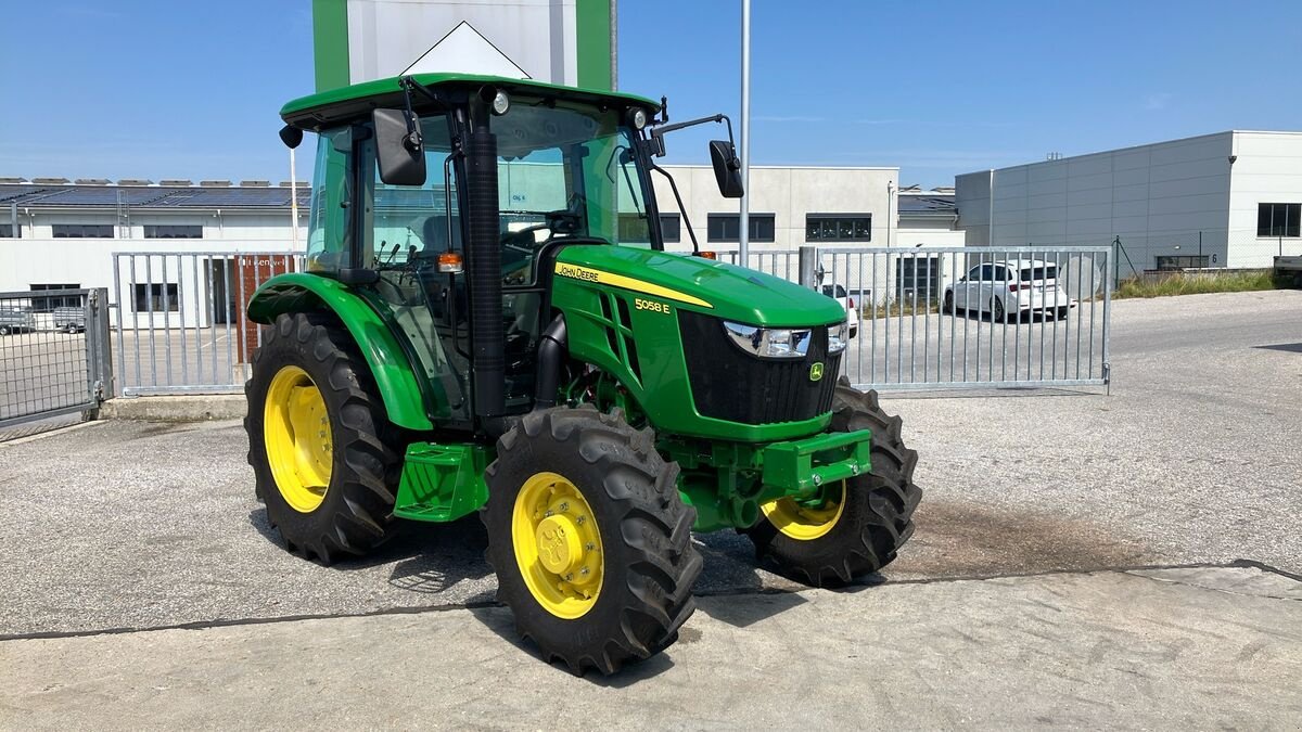 Traktor of the type John Deere 5058E, Neumaschine in Zwettl (Picture 2)