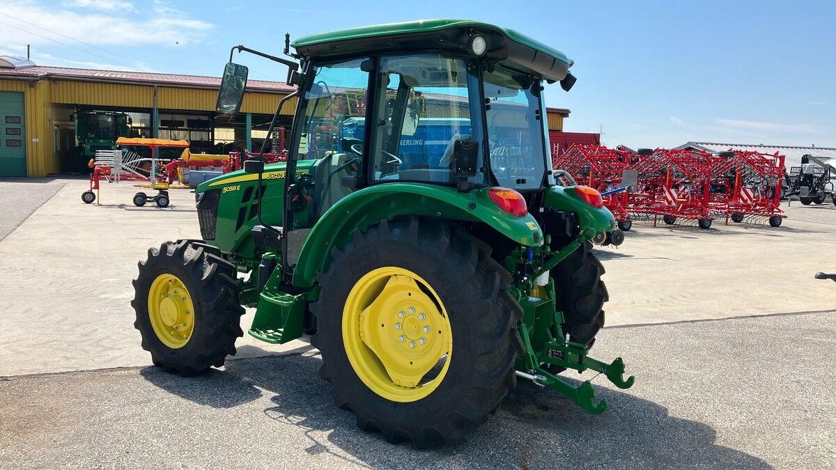 Traktor of the type John Deere 5058E, Neumaschine in Zwettl (Picture 4)