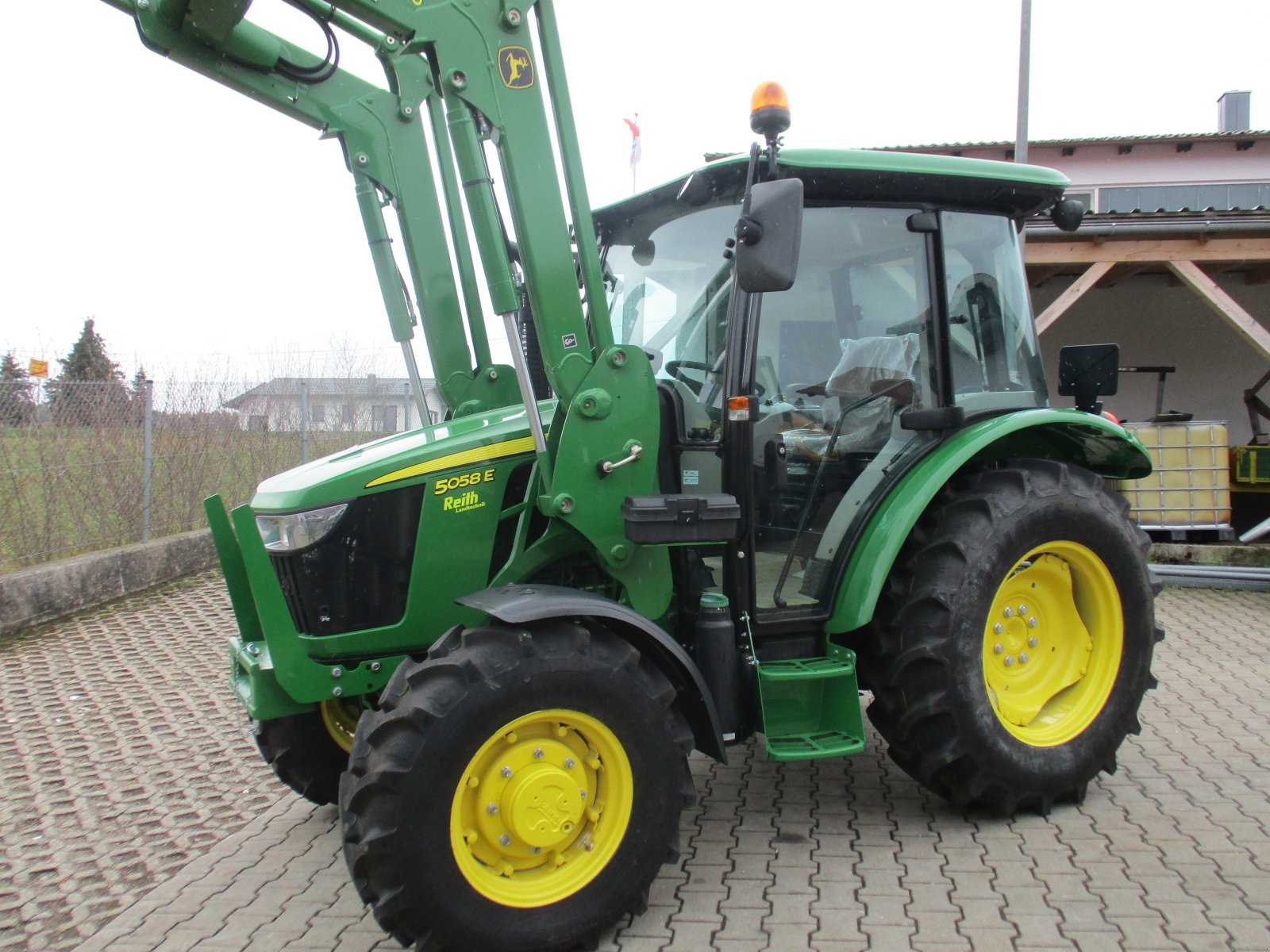 Traktor типа John Deere 5058E, Gebrauchtmaschine в Michelsneukirchen (Фотография 1)