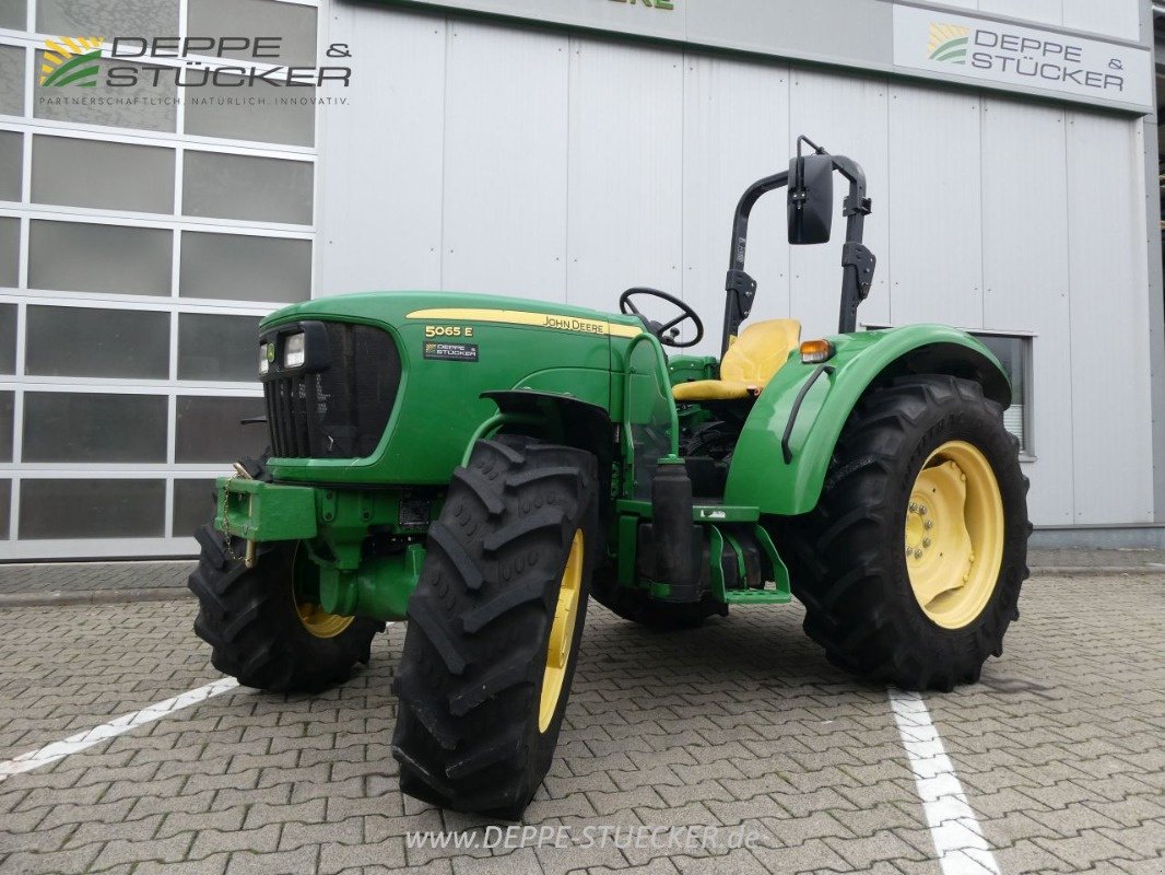 Traktor of the type John Deere 5065 E, Gebrauchtmaschine in Lauterberg/Barbis (Picture 1)