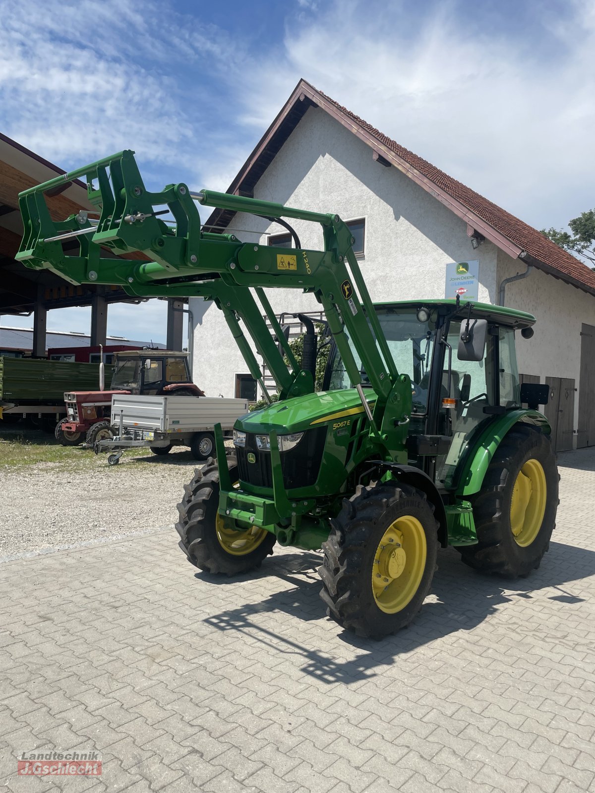 Traktor of the type John Deere 5067 E, Neumaschine in Mühldorf (Picture 2)