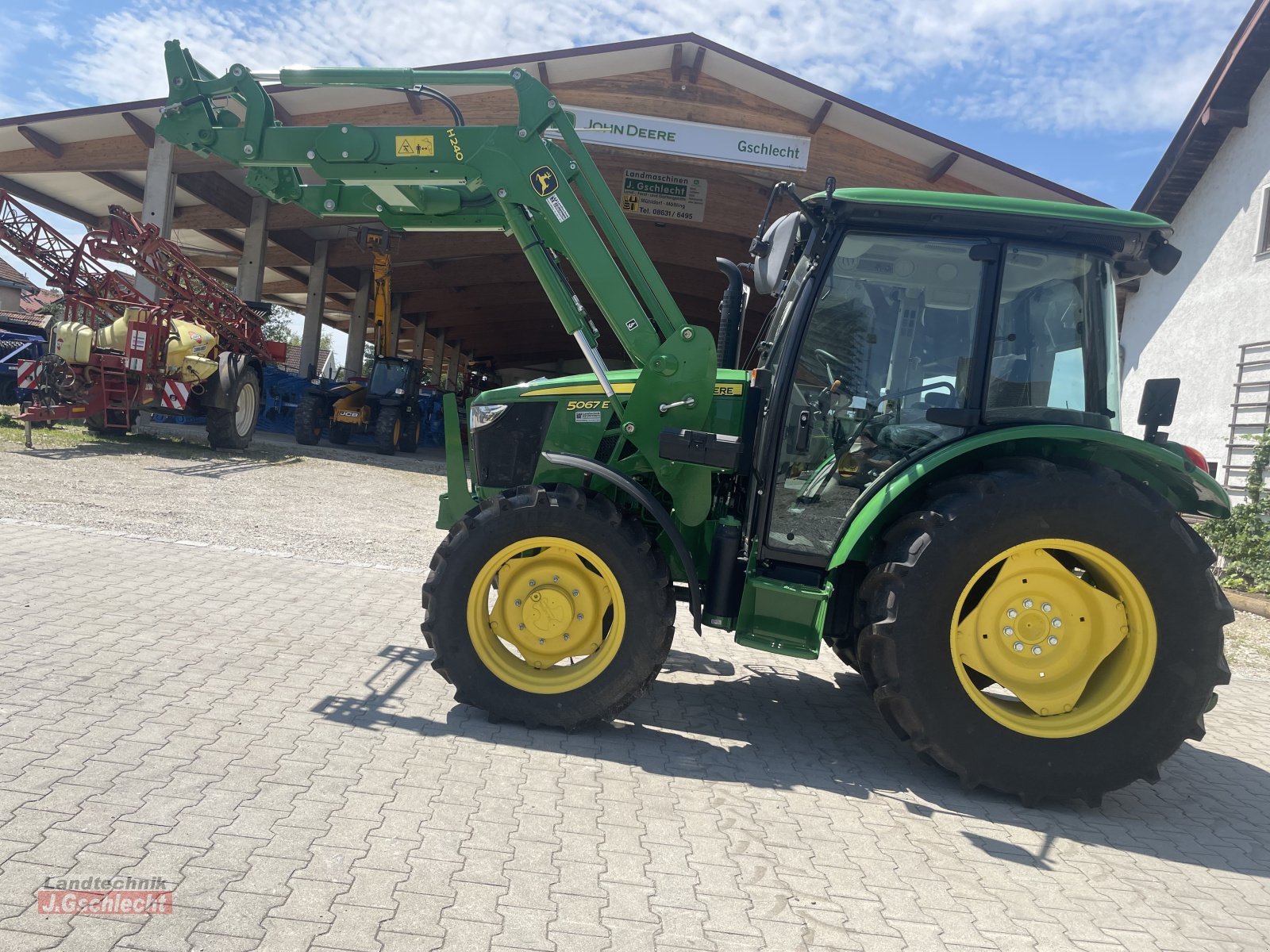 Traktor от тип John Deere 5067 E, Neumaschine в Mühldorf (Снимка 10)