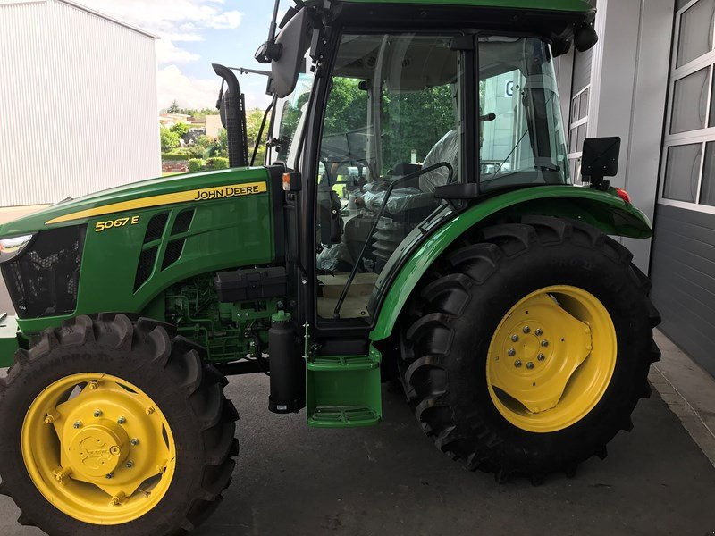 Traktor typu John Deere 5067 E, Ausstellungsmaschine v Henau (Obrázok 1)