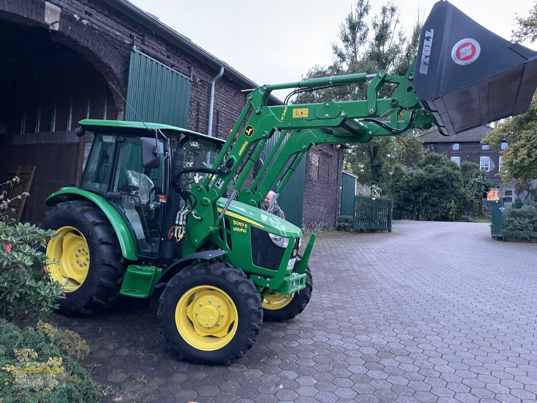 Traktor от тип John Deere 5067E inkl. H240 Frontlader *Kundenauftrag*, Gebrauchtmaschine в Ort - Kunde (Снимка 1)