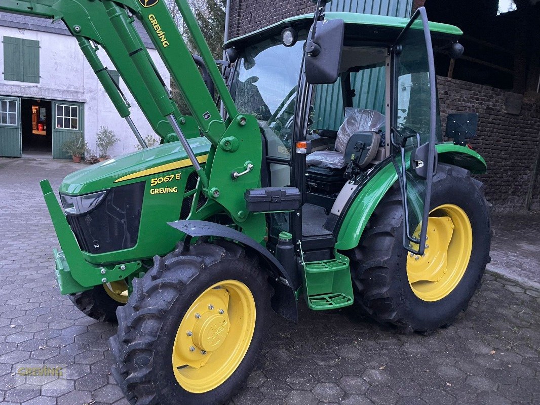 Traktor des Typs John Deere 5067E inkl. H240 Frontlader *Kundenauftrag*, Gebrauchtmaschine in Ort - Kunde (Bild 2)