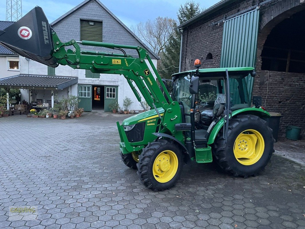 Traktor типа John Deere 5067E inkl. H240 Frontlader *Kundenauftrag*, Gebrauchtmaschine в Ort - Kunde (Фотография 3)