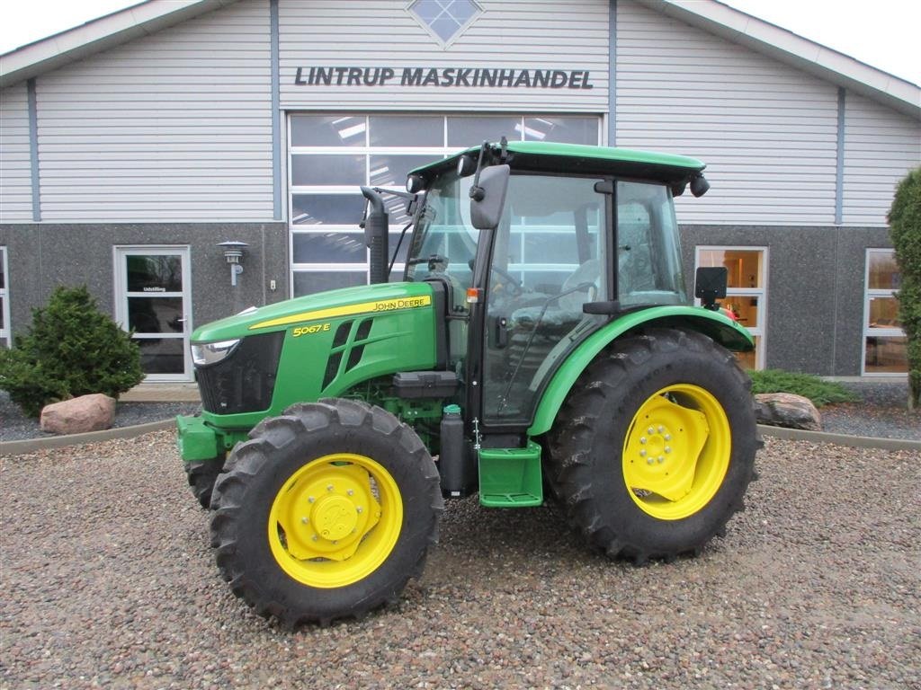 Traktor del tipo John Deere 5067E  med koblings frit vendergear ved rattet og 40kmt gearkasse, Gebrauchtmaschine In Lintrup (Immagine 1)