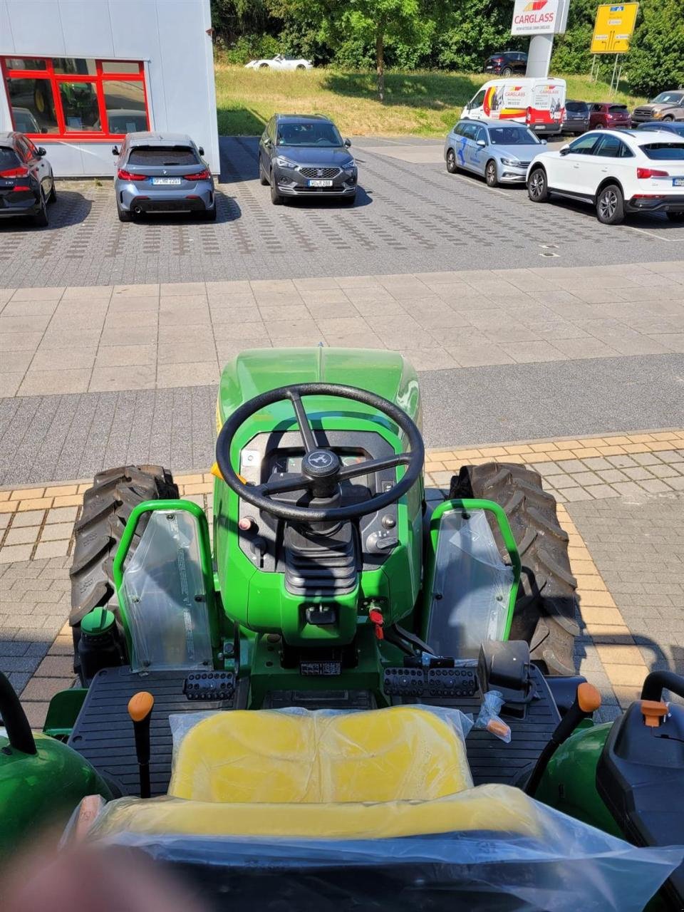 Traktor of the type John Deere 5067E OOS, Neumaschine in Worms (Picture 3)